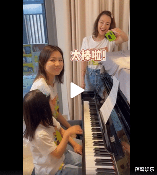 原创版的小苹果
:汪峰16岁大女儿气质优雅，弹钢琴给章子怡庆生