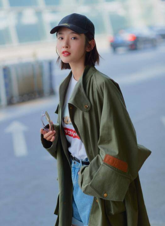 韩版小苹果短裤:唐艺昕真会穿，风衣配超短裤显高又减龄，成为小个子穿搭模板