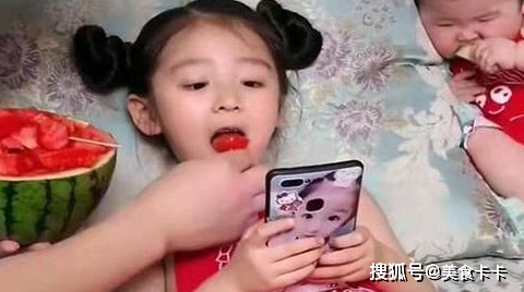 西瓜视频安装到手机:爸爸喂女儿吃西瓜，一旁的儿子受冷落，网友笑称：这才是亲爹！